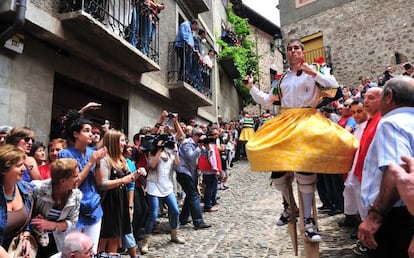 Danza de los zancos en Anguiano (La Rioja).