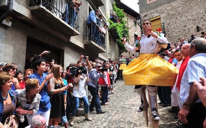 Danza de los zancos en Anguiano (La Rioja). 