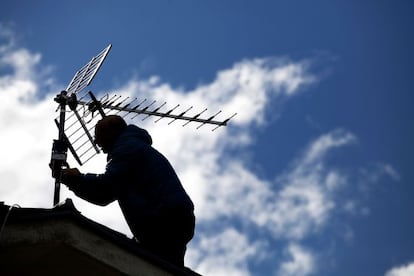 Un antenista resintoniza la señal la señal de TDT en Madrid