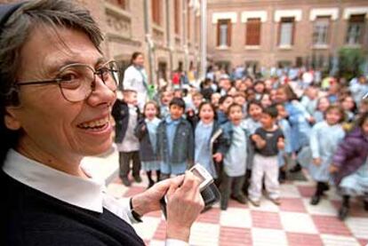 Sor Concepción Viviente en el patio del colegio madrileño María Inmaculada.