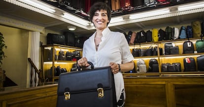 Mónica Tarín, propietaria de la tienda de maletas Tarín, en Madrid.