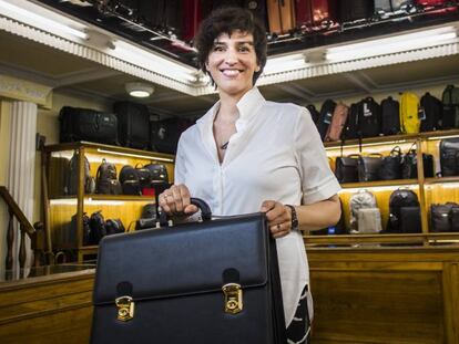 Mónica Tarín, propietaria de la tienda de maletas Tarín, en Madrid. 