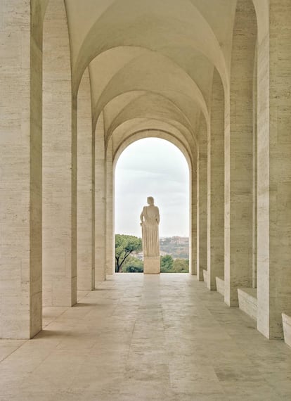 La voluntad monumental del edificio se aprecia en sus pasajes porticados de inspiración neoclásica y que marcan el paisaje del sur de Roma.