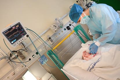 Naiara in the hospital room in the Gregorio Marañón Hospital where she is recovering.