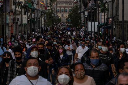 Peatones en la calle de Madero, en el centro de Ciudad de México, un día antes del regreso al semáforo rojo por el aumento de contagios de covid-19, el 18 de diciembre de 2020. La capital y el Estado de México volvieron a semáforo rojo debido al aumento en el número de contagios y la saturación hospitalaria.