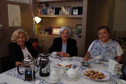 De izquierda a derecha: Manuela Carmena, Lola González y Cristina Almeida, en el 'videopodcast' dedicado a su vida.