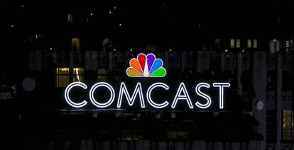 Logo de Comcast en lo m&aacute;s alto de un edificio neoyorquino