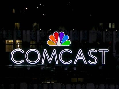 Logo de Comcast en lo m&aacute;s alto de un edificio neoyorquino