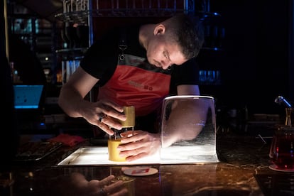 Un empleado prepara hielo para un cóctel en StreetXO de Dabiz Muñoz. Las combinaciones sin alcohol cuestan 7 euros y el resto, entre 13 y 14 euros.
