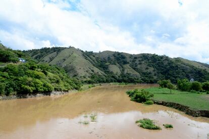 El Río Negro separa la ciudad de Cubulco, en Guatemala, de seis comunidades, en su mayoría formadas por indígenas que fueron desplazados por culpa de la hidroeléctrica Chixoy hace cuatro décadas.
