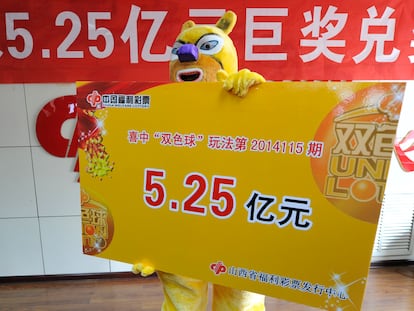 El 13 de octubre de 2014 un hombre de Shanxi, China, recogió el tercer premio más cuantioso de la historia del país hasta entonces. Es habitual que los ganadores de lotería en China recojan el premio disfrazados para no ser reconocidos.
