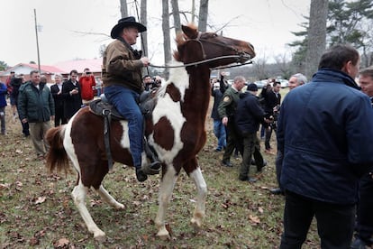 Roy Moore acude a votar a caballo en Gallant, Alabama, el pasado martes.