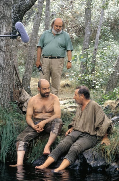 El director José Luis Cuerda junto a los actores Antonio Resines y Alfredo Landa, durante la grabación de 'La Marrana'.