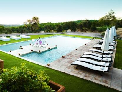 Piscina del hotel Sant Pere del Bosc, en Lloret de Mar, Girona.