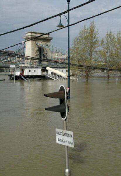 La situación en las zonas inundadas en el Este de Alemania mejora lentamente, aunque se mantiene la alarma en buena parte del estado de Sajonia y muy especialmente en Dresde, Schoena y Torgau, algunas de las ciudades bañadas por el río Elba. Según los servicios de protección civil, a primera hora de la mañana de hoy el nivel del Elba a su paso por Dresde era de 7,4 metros, 5,4 metros por encima de lo normal, pero dos metros menos que en las inundaciones del 2002, las más graves de Alemania.