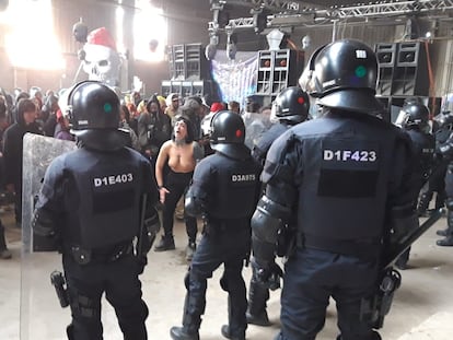 Agentes de Mossos d'Esquadra desalojan la 'rave' en Llinars del Vallès (Barcelona), este sábado