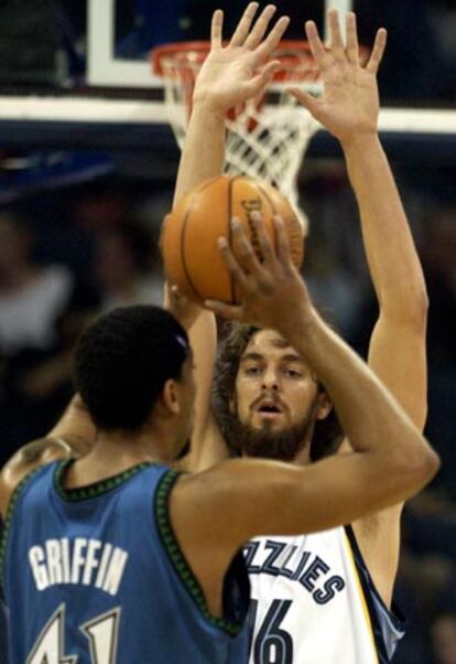 Pau Gasol intenta taponar una acción de Eddie Griffin de los Timberwolves de Minnesota.