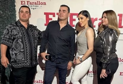 Emma Coronel con familiares y amigos en una celebración por la Independencia de México en Los Ángeles, California.