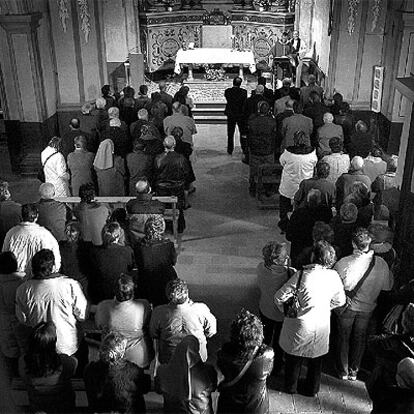 La pequeña iglesia de La Todolella acogió ayer un funeral por las 18 víctimas del accidente.