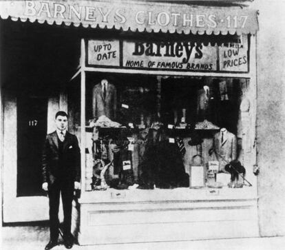 Barney Pressman, posa en la puerta del primer establecimiento de Barneys, en Chelsea, que inauguró en 1923, tras empeñar el anillo de compromiso de su esposa. |