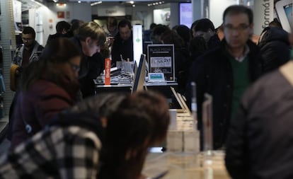 Clientes en la zona de ordenadores portátiles en la tienda de FNAC de Callao en Madrid en el