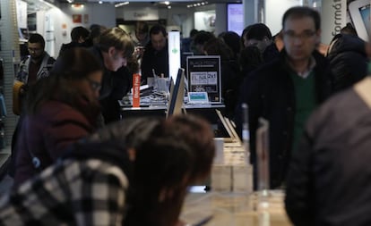 Clientes en la zona de ordenadores portátiles en la tienda de FNAC de Callao en Madrid en el 