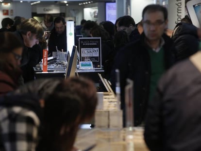 Clientes en la zona de ordenadores portátiles en la tienda de FNAC de Callao en Madrid en el 