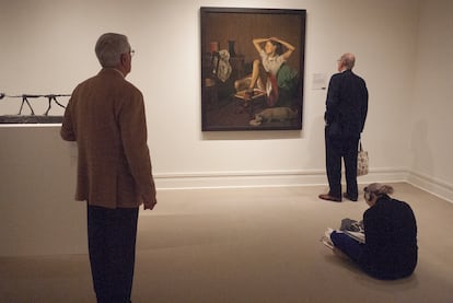 Una mujer observa 'Teresa soñando' (1938), de Balthus, en el Metropolitan de Nueva York en 2017.