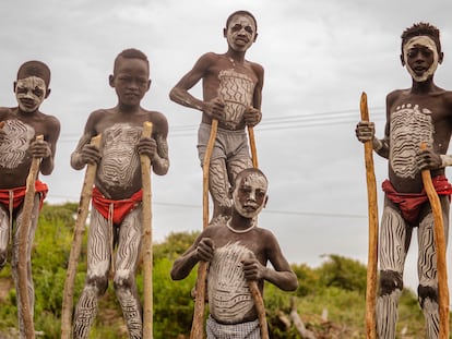 Niños de la etnia banna en el Valle del Omo, en Etiopía