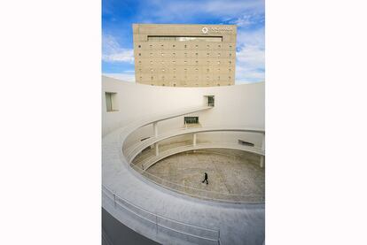 Centro Cultural CajaGranada, proyectado por Alberto Campo Baeza, en Granada.