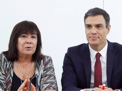 El presidente del Gobierno y Secretario General del PSOE, Pedro Sánchez, acompañado por la presidenta, Cristina Narbona (izquierda), y la vicesecretaria general, Adriana Lastra, durante la comisión ejecutiva celebrada ayer en la sede del partido en Madrid.