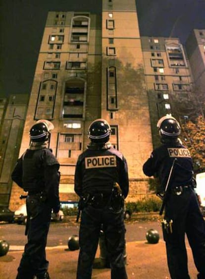 Policías franceses en Corbeille-Essonne, en el sur de París, durante los disturbios de otoño de 2005.