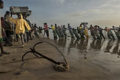 Nuakchot, Mauritania. En Mauritania, el pescado ya no se vende solo en los mercados de la costa. Una cadena de frío adecuada y el excedente de pesca que ceden las grandes compañías del mar han hecho realidad que la población pueda comer pescado en el desierto. <p>España trabaja allí y en otros países para apoyar la mejora de las cadenas de valor en la pequeña agricultura y la pesca, apoyando al sector público de los socios en la promoción de sistemas agroalimentarios sostenibles.</p>