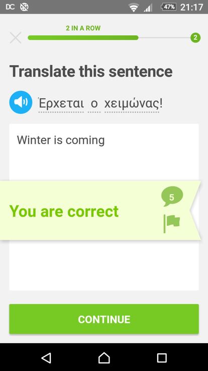 Chapurrear los básicos del idioma de nuestro país de destino nunca está de más. Duolingo, una <i>app</i> que supuso una pequeña revolución cuando se lanzó, posibilita el aprendizaje de una lengua de manera rápida y lúdica. De mecánica accesible, basada en lecciones cortas y con cierto aroma a videojuego (vidas, pruebas contrarreloj, rachas), la <i>app</i> ha enganchado a su método a más de 70 millones de usuarios y ha dado, además, el salto a las escuelas, donde ya es utilizada por alumnos y profesores. Disponible gratis en iOS y Android.