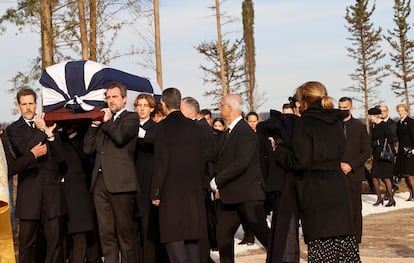 El féretro de Constantino II de Grecia es portado sus hijos Pablo y Nicolás de Grecia, durante su funeral en el cementerio de Tatoi (Atenas). 
