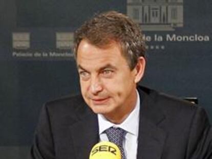 El presidente del Gobierno, José Luis Rodríguez Zapatero, durante la entrevista que concedió a la cadena Ser, hoy en el Palacio de la Moncloa.