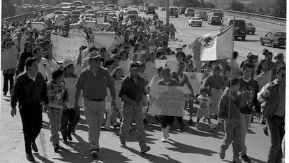 Manifestación en la frontera de Tijuana contra la Proposición 187, el 6 de noviembre de 1994.