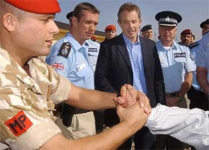 Blair ha visitado un centro en el que los soldados británicos entrenan a agentes iraquíes.