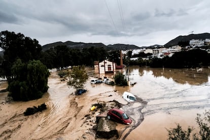 Coches hundidos en la localidad de Álora, en Málaga, debido a las inundaciones, este martes.