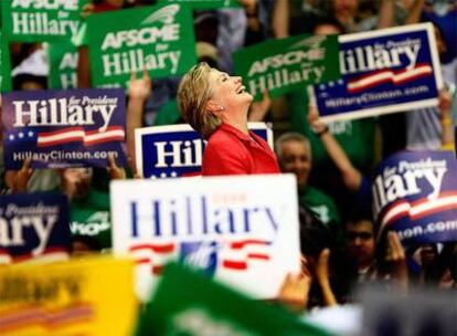 Hillary Clinton re en un acto de campa?a en la Universidad de Pensilvania, en Filadelfia.