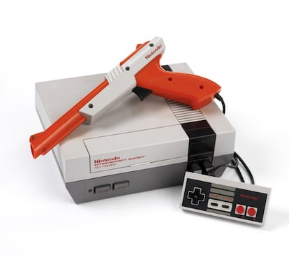 Nintendo presentó la consola de sobremesa NES en 1983. Incorporaba un mando con un botón en forma de cruz.