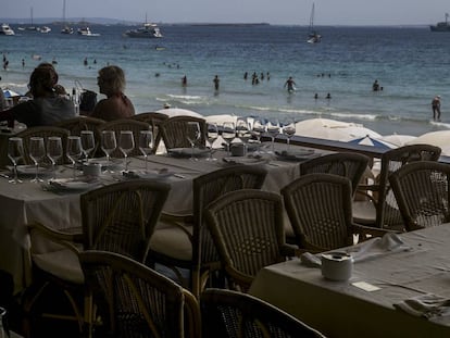 Una terrassa davant del mar a Eivissa.