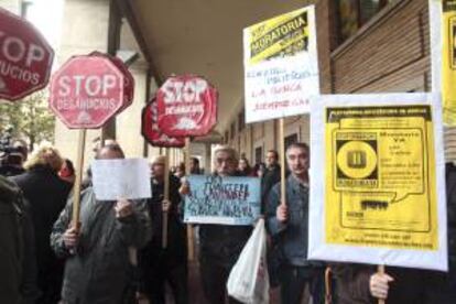 Protestas de una treintena de personas respaldadas por la plataforma Stop Desahucios. EFE/Archivo