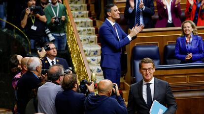 Alberto Núñez Feijóo pasa por delante del escaño de Pedro Sánchez tras la investidura de éste como presidente en el Congreso de los Diputados, en Madrid, el pasado 16 de noviembre.