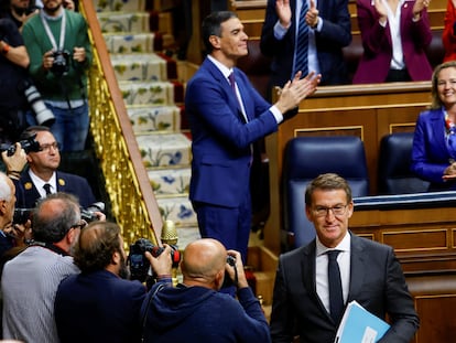 Alberto Núñez Feijóo pasa por delante del escaño de Pedro Sánchez tras la investidura de éste como presidente en el Congreso de los Diputados, en Madrid, el pasado 16 de noviembre.