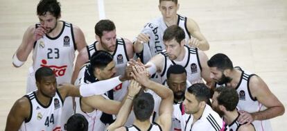 Els jugadors del Madrid celebren el passi a la final.