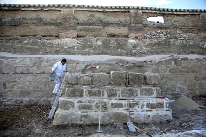 Trabajos para restaurar la muralla medieval del siglo XIII descubierta en Talamanca del Jarama; encima, el muro de La Cartuja (siglos XVII y XVIII).