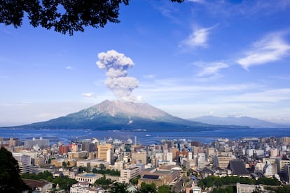 La ciudad de Kagoshima con el volcán Sakurajima al fondo.