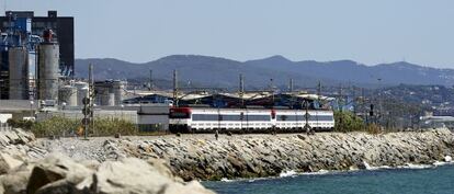 Un cercanías pasa por la linea del maresme, cerca de Mataró.