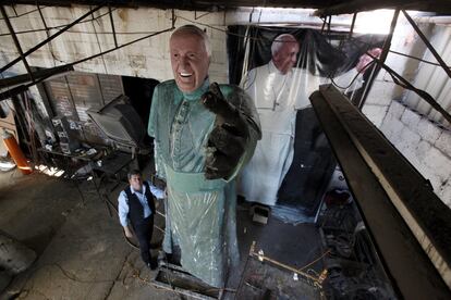 El escultor Pedro Francisco Rodríguez posa con su obra de bronce del papa Francisco, que se mostrará al público en mayo, en su taller de Ciudad Juárez (México).